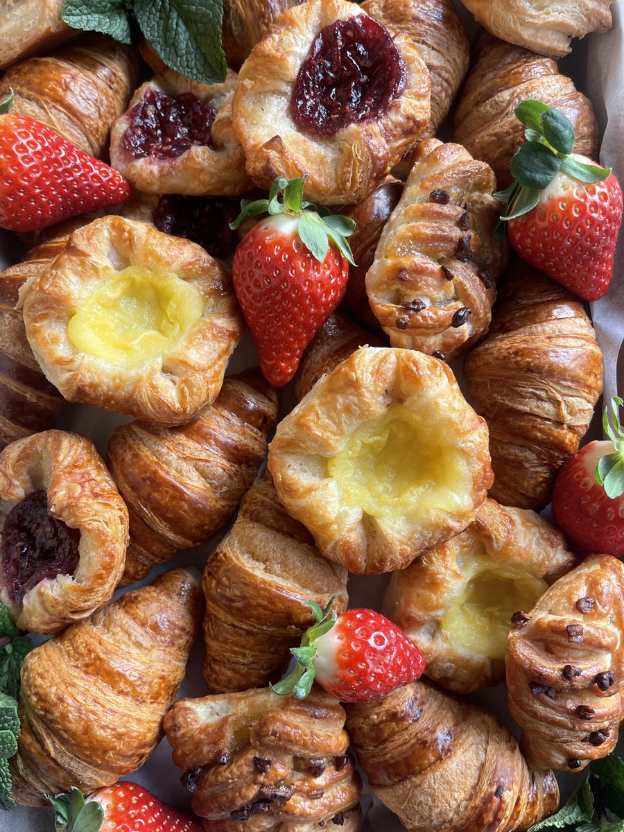 SpiersSalads's tweet photo. Now this is worth coming into the office for! 🥐🍓

Today's lucky team started off the day with a Spiers Salads Breakfast - featuring miniatures of your favourite breakfast pastries.

Got a breakfast meeting coming up? https://t.co/Omlmb4HbGz

#breakfastcatering #spierssalads https://t.co/fpHWQ88SYK