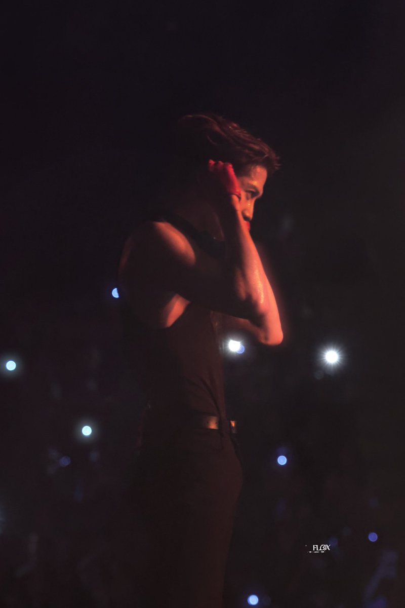 FL3X852- tweet media