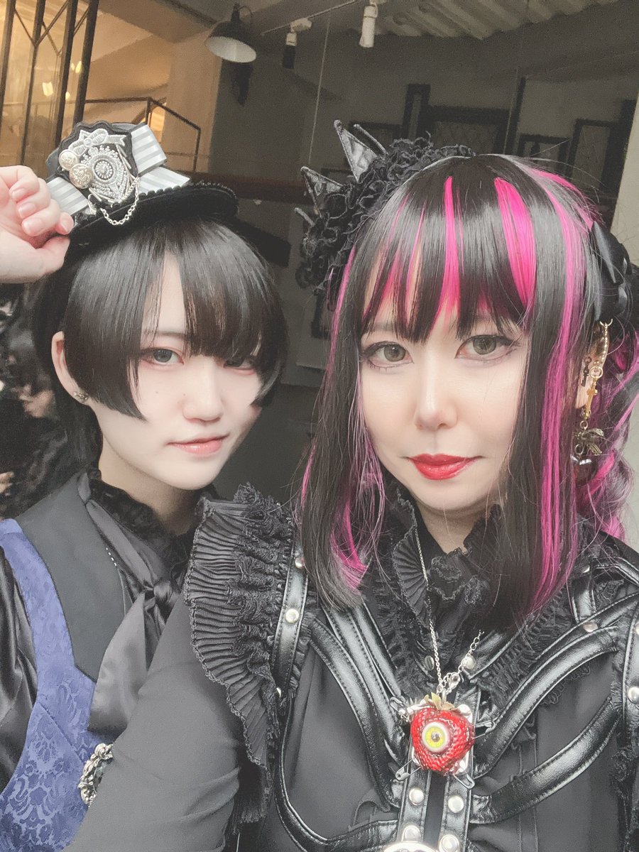 Logicさんと！
写真のコーデで使ってる王冠型ヘッドドレスやアイコン画像で着けてるスタッズローズのヘッドドレスの作者さん！！

青黒い少年装皇子コーデ素敵でした🎩

#GotikNacht