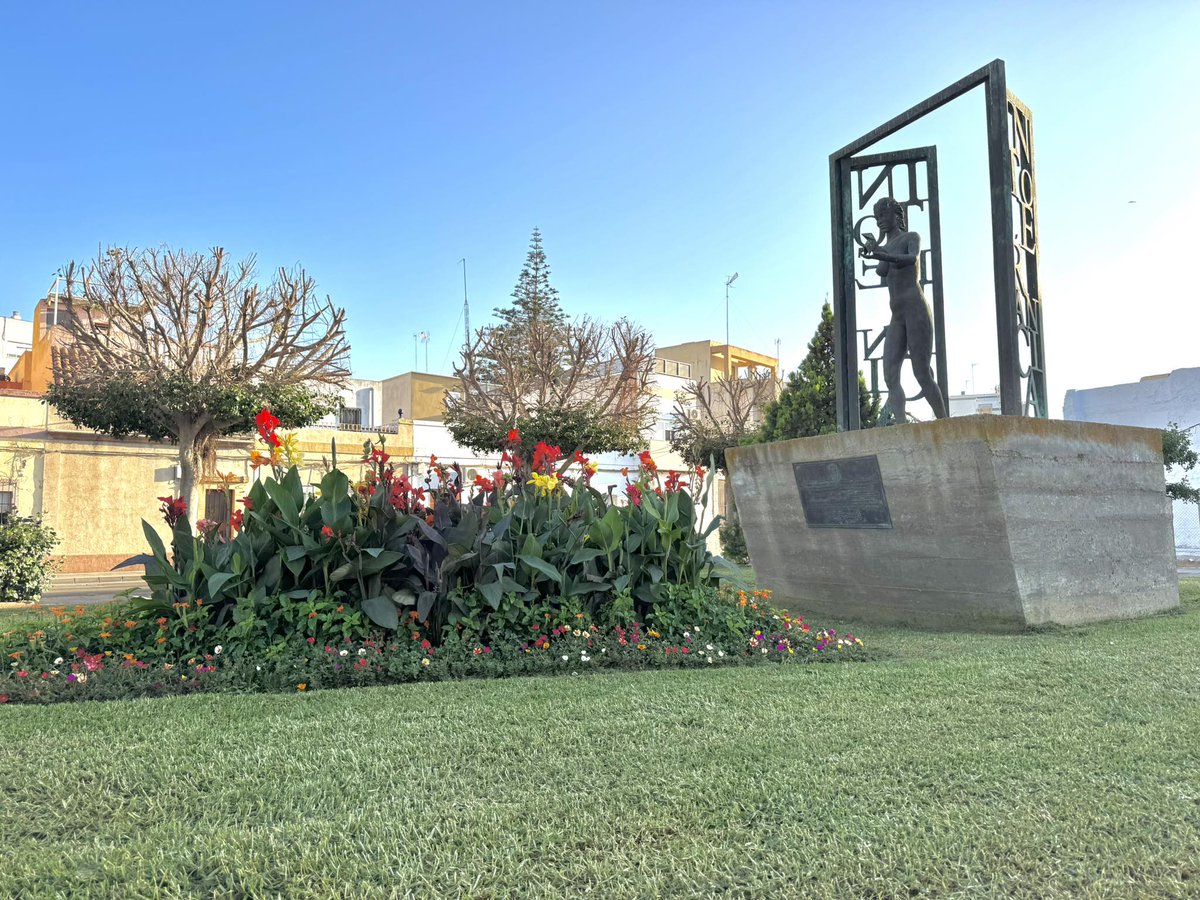 Cercana al Castillo de San Romualdo, encontramos ésta obra del escultor Alfonso Berraquero con la que se pone de manifiesto el importante papel jugado por #SanFernando en el origen de la libertad de expresión, fundamental en los tiempos actuales. 

📷Ayuntamiento de San Fernando