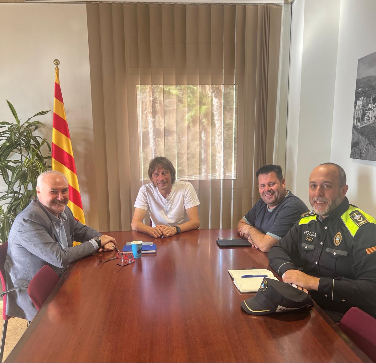 Aquest matí l'alcalde Andreu Absil, el regidor de Seguretat Ciutadana Raül Abad i el Inspector en Cap de la Policia Local David Hidalgo han rebut la visita institucional del Sr. Albert Vilatarsana, director de Serveis Territorials d'Interior i Seguretat pública a Barcelona.