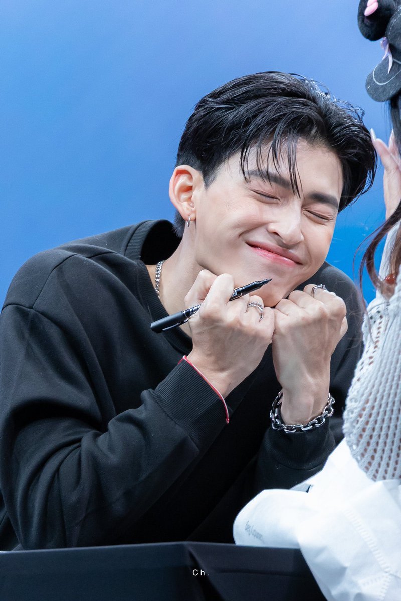 ต้าวความน่ารัก ยิ้มปลากระเบน

PPP FAMILY AT FANIVAL

#GMMTVFANIVALxPondPhuwin
#ปอนด์ภูวินทร์ #ppnaravit <a href="/ppnaravit/">ppnaravit</a> #phuwintang <a href="/phuwintang/">phuwintang</a>