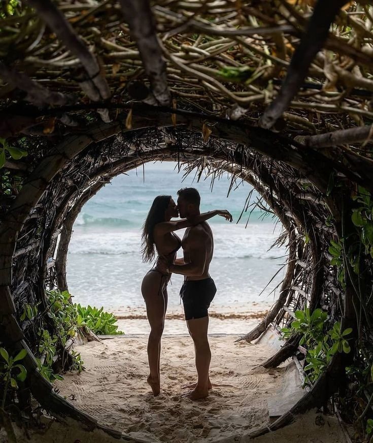 Dating_Dynamics's tweet image. 10 Laws Of S3x
(Men: These 10 laws will take you from average to unforgettable in the bedroom.)
1. Kissing Is More Important Than You Think