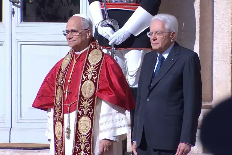 Piccola curiosità sulla visita del Papa di oggi al Quirinale, pare che il Papa stia indossando una mozzetta di raso rosso, forse appartenuta a Benedetto XVI, con una tonalità più decisa di rosso e con la presenza del Cocullo, cappuccio tradizionale. #LeoneXIV