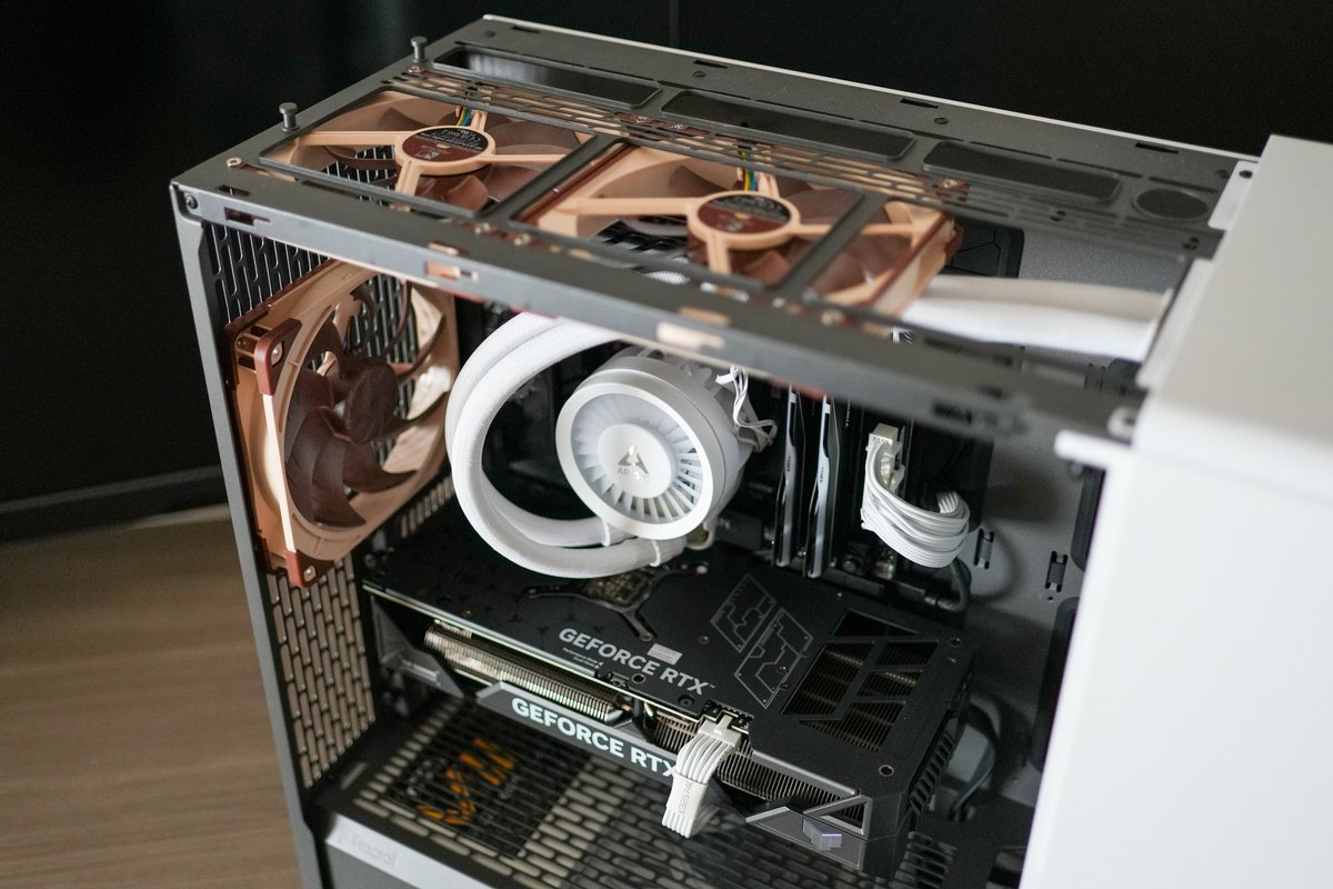 KEF47223925's tweet image. My PC case (inside)

#FractalDesign #NorthXL