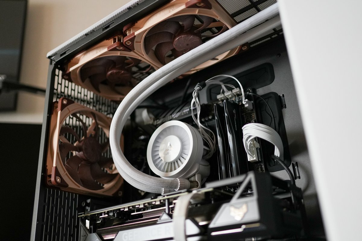 KEF47223925's tweet image. My PC case (inside)

#FractalDesign #NorthXL