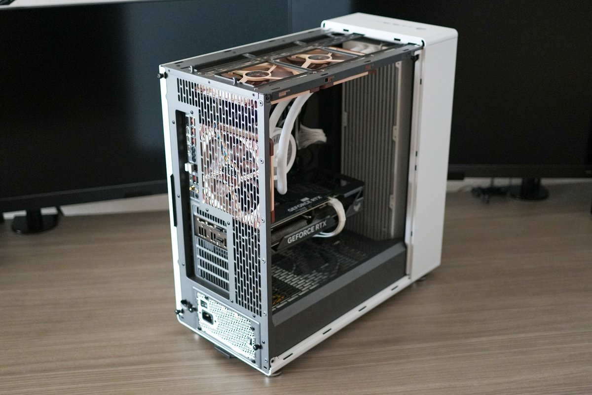 KEF47223925's tweet image. My PC case (inside)

#FractalDesign #NorthXL