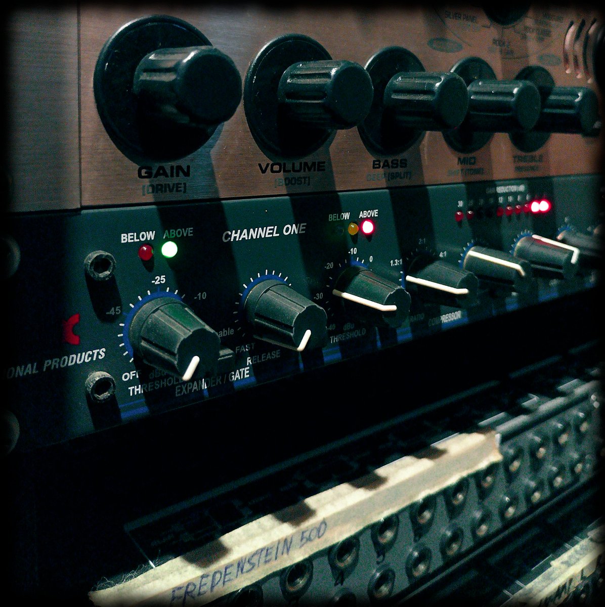 MauroUlag's tweet image. Time for meticulous work!
Working on rhythm guitars and bass for the new @Ibridoma with the @dbxpro 166XL, which, despite its cost, boasts VERY interesting efficiency and ferocity.
#guitarcompression #bassospapper #theseventhseal #heavymetal #production #mixtering #theextremeway