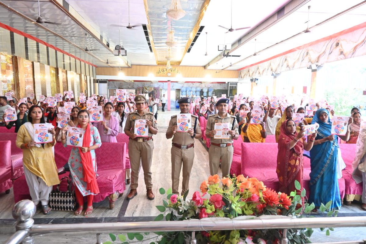 maharajganjpol's tweet photo. पुलिस उप महानिरीक्षक महोदय गोरखपुर व पुलिस अधीक्षक महराजगंज द्वारा #MissionShakti5 के तहत थाना #फरेंदा क्षेत्र के अंकुर पैलेस में जागरूकता कार्यक्रम आयोजित कर महिला संबंधित अपराधो की जानकारी दी गई तथा विभिन्न हेल्पलाइन नंबरों  112,1090,1930,1098 से अवगत कराते हुए जागरूक किया गया। https://t.co/FsOasTK955