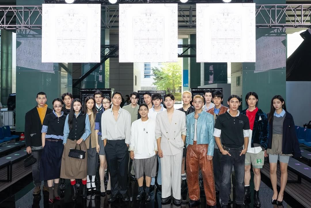 #LUCAS x ZAGAE end of show with all performers and models 🤍

📷 kimsanghun_____