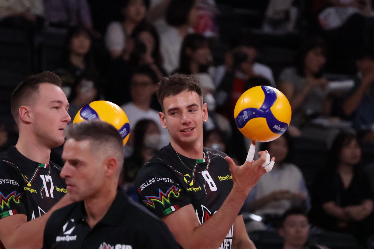 togetsu_RAN12's tweet image. ボールくるくるチャレンジ中のふたり
プロトニツキの腕前はお見事だった☺️
（動画にすれば良かった…！）

2025.10.07 有明アリーナ
#OlehPlotnytskyi 選手
#AgustinLoser 選手