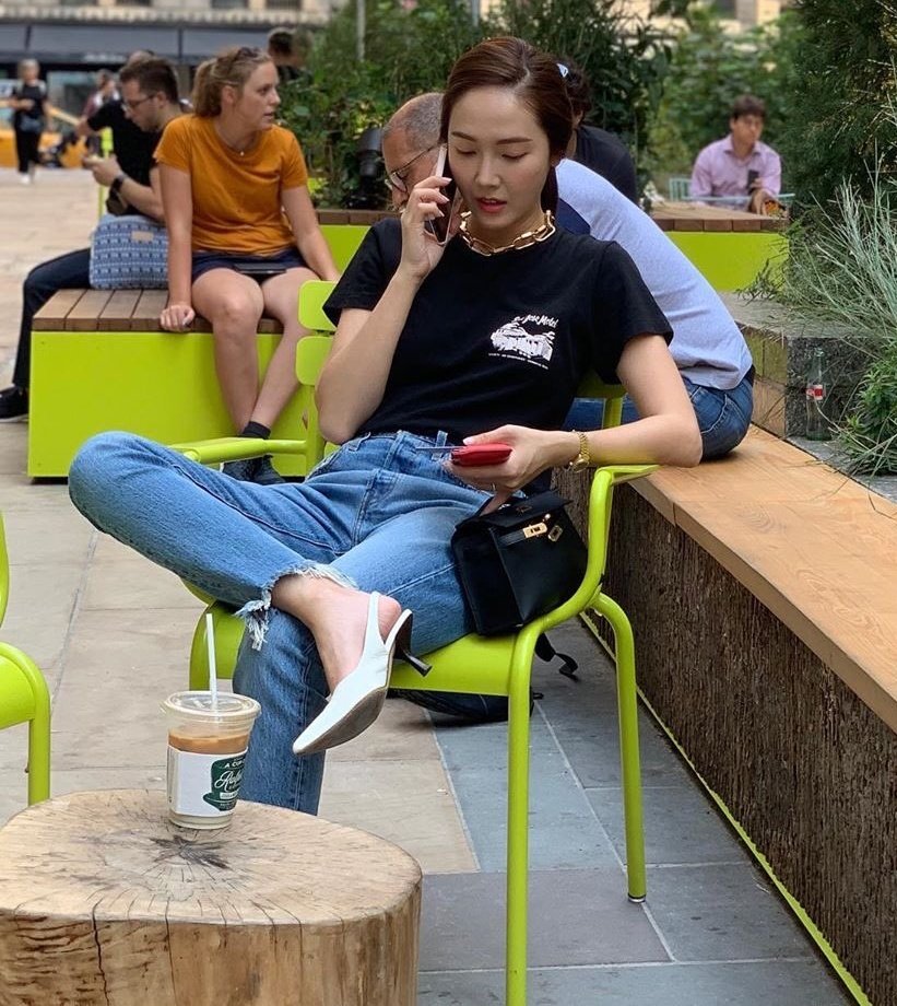 I'm sorry but Jessica with this sitting position is very dangerous for my heart and for every women on earth
