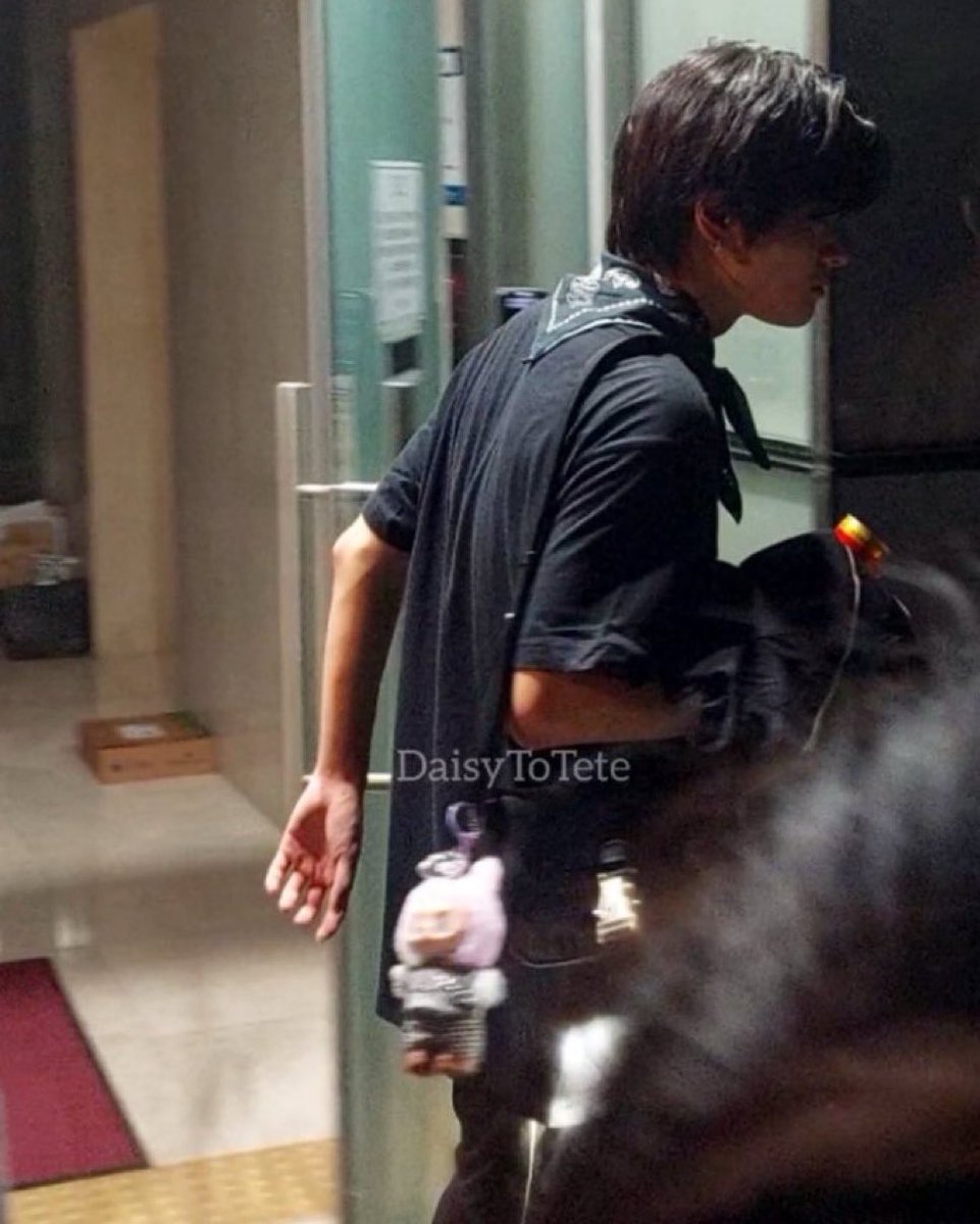 leo having a FULLY DRESSED LABUBU keychain was not on my bingo card 😭😭😭😭😭