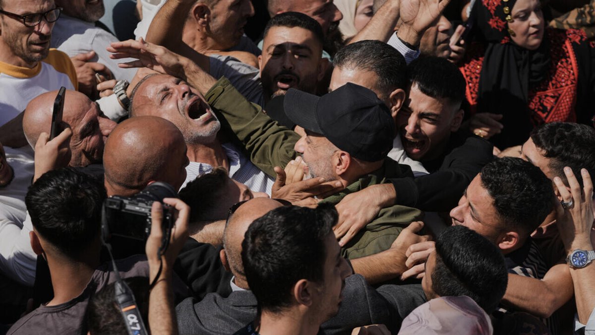 RFI's tweet image. Prisonniers palestiniens libérés: Israël «préfère traiter avec le Hamas que faire émerger un partenaire politique»
➡️ go.rfi.fr/MV3