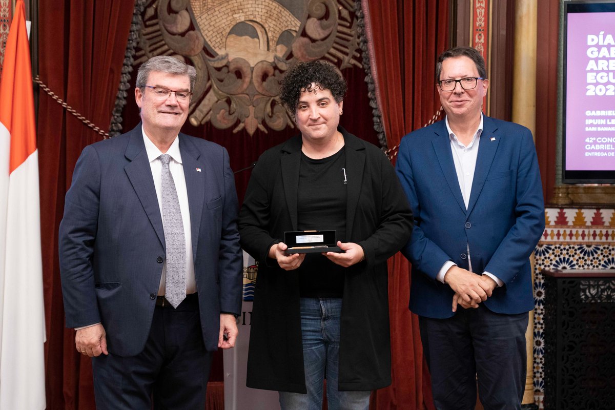 📘 Bilbok omenaldia egin dio Gabriel Arestiri bere izena daraman Ipuin Lehiaketaren 42. edizioko sarien banaketan.

🏅 “Hainbeste ur”, Manuel Crespok idatzia, izan da gaztelaniazko irabazlea; eta euskaraz, Ugaitz Agirreren “Azalpena”.

#BilbaoKultura #GabrielAresti