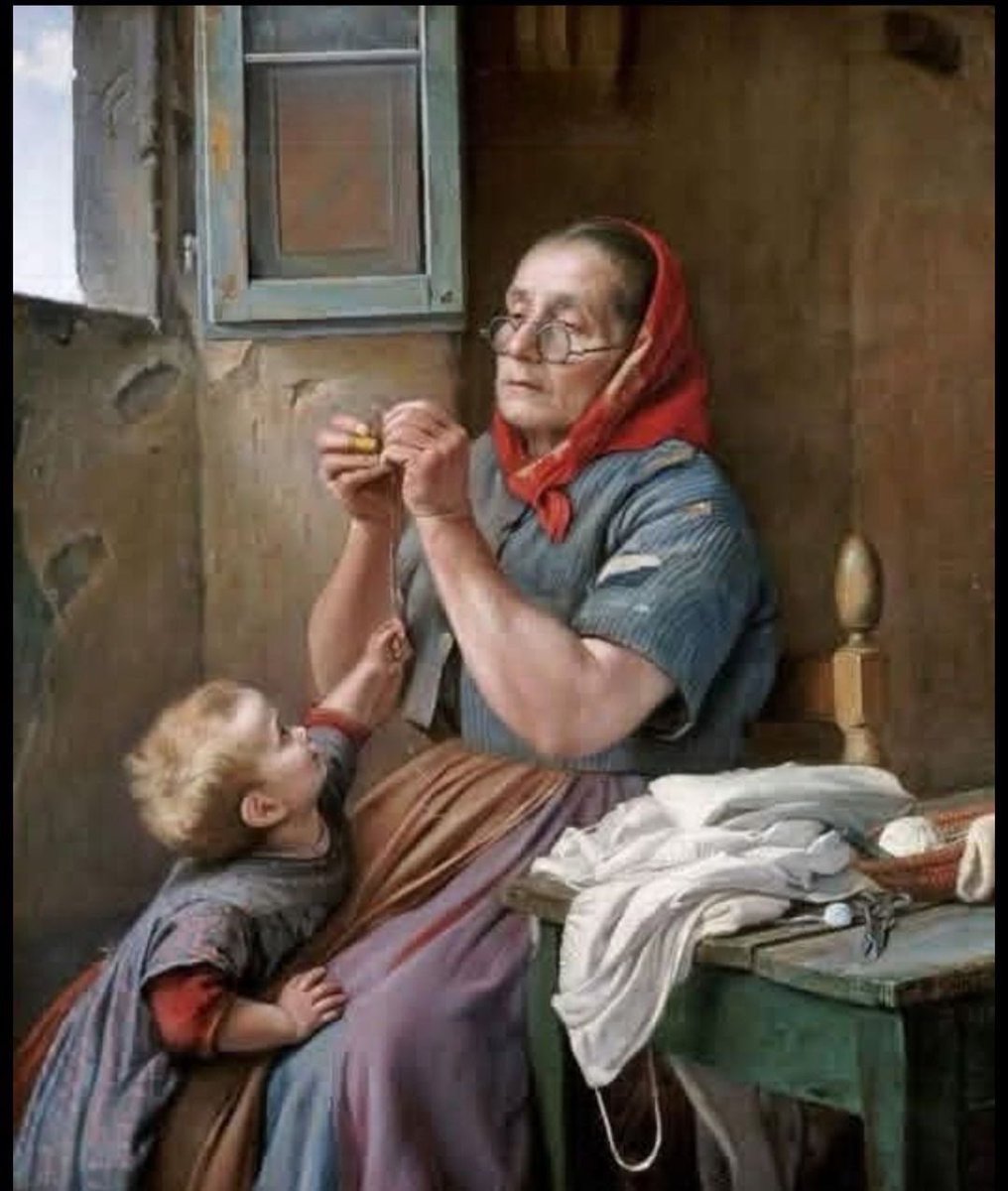 JoseFerreiraj94's tweet photo. Fui a ver a mi abuela, le pedí que me cosiera el botón de la camisa. Me miró y me dijo con ternura: "cariño ven aquí, tienes que aprender a hacer todo. Si no, ¿qué harás cuando ya no esté? ¿Tirar las cosas porque no sabes cómo arreglarlas? Recuérdalo siempre".
La miré. Con su dedal, su inevitable caja de madera que tiene desde que nací, llena de cositas para coser y "vestir". me conmovió Porque ella viene de una generación que cosía agujeros en los calcetines en lugar de tirarlos. Esa generación en la que se cambió el elástico de la ropa interior y de los sobrantes de una tela de sábana se crearon blusas frescas, para las más pequeñas. Porque nada se tiraba, nada se desperdició. Mientras la miraba, me quedé mirando el anillo de bodas, que ella nunca se quitó incluso después de que el abuelo falleciera, de hecho, también usa el suyo como colgante.
Y pensé en todas las veces que "rogó" en lugar de tirar. A todas las veces que ha reparado y reparado, en cincuenta años de matrimonio, con su dedal y sus anillos de boda. Tiene razón su generación, que valoraba las cosas y las personas. Acudamos a nuestras abuelas y que nos enseñen a remendar las relaciones, recomponer el corazón y bordar nuevamente el valor de la vida.
No lo olvidemos.

Créditos al Autor ✍️