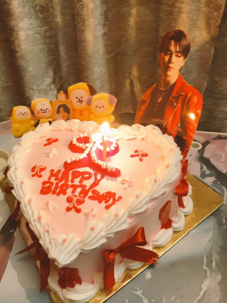 JIMIN_INDIA_'s tweet image. And here comes our cake!🎂🤗

#CakeForJiminContest  
#HappyJiminDay 
#30YearsOfKindness

🎂@jiminiemelody

💛 tried our best to decorate the cake, and though it may not be perfect, it’s made with all my heart, warmth, and gratitude for Jimin ✨💛🇮🇳