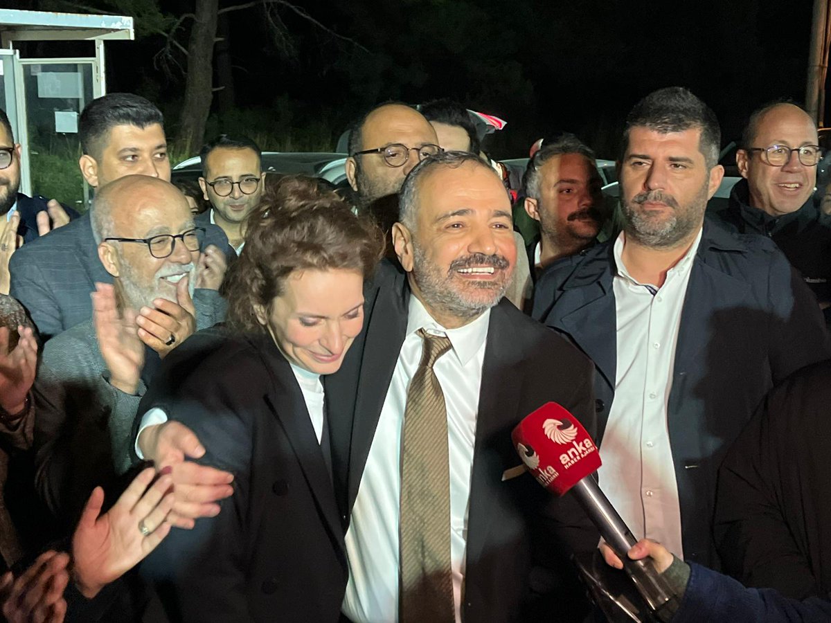 aslanogluchp's tweet photo. İçimiz buruk, yüzümüzde 105 günün yarattığı mahsun gülümseme; yeniden sevgiliyle, yeniden minik eylemcim Vera'yla, can Ada'mla, Berfin'imle, ailemle, dostlarla, büyük ailem örgütümüzün vefakar üyeleriyle yeniden bulvarda yürümek için bir aradayız.

Beni, yol arkadaşlarımızı gözaltına alındığımız andan beri bir an olsun yalnız bırakmayan örgütümüz, dün gece de cezaevindeydi. Sarıldık; Tunç Başkan'ı, Heval'i ve Barış'ı geride bırakmış olmanın hüznünü de günler sonra kavuşmuş olmanın mutluluğunu da Buca zindanları önünde yaşadık. 

Buradan cezaevindeki tüm yoldaşlarımıza sesleniyorum. Geride kimseyi bırakmayacağız! 

Hiç enseyi karartmayın dostlar; Genel Başkanımız Sayın Özgür Özel'in önderliğinde verdiğimiz adalet, hukuk mücadelesi ile yeniden güneşin sofrasında buluşana dek yılmayacağız. Biz her an yanınızda, her duruşmada orada olacak, sesinizi duyurmaya devam edeceğiz: Kurtuluş yok tek başına ya hep beraber ya hiçbirimiz!