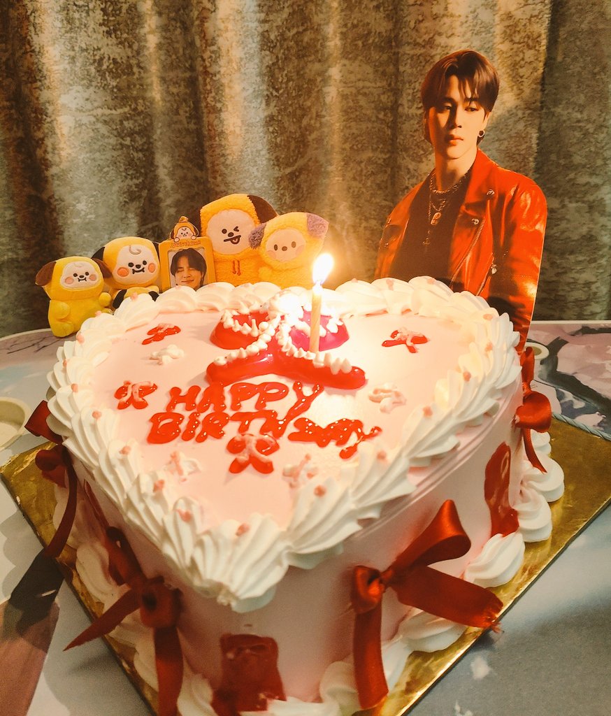 JIMIN_INDIA_'s tweet image. And here comes our cake!🎂🤗

#CakeForJiminContest  
#HappyJiminDay 
#30YearsOfKindness

🎂@jiminiemelody

💛 tried our best to decorate the cake, and though it may not be perfect, it’s made with all my heart, warmth, and gratitude for Jimin ✨💛🇮🇳