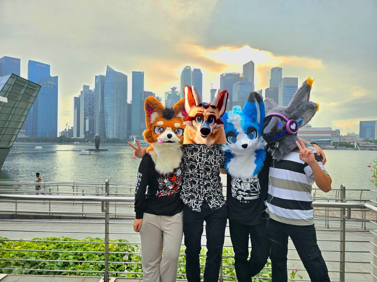 bjowa_'s tweet photo. I hope you had an awesome time in Singapore!! 🤎🤍 @CoVahr_Fox https://t.co/j2eCe7KtQA