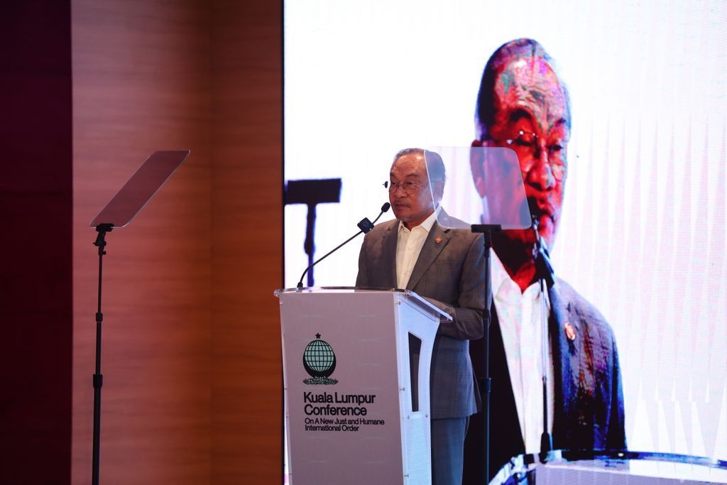 ProgIntl's tweet image. "Non-alignment is not the refusal to choose; it is an assertion of the need to choose from principle."
Anwar Ibrahim (@anwaribrahim), Prime Minister of Malaysia 🇲🇾, addresses the @ProgIntl Kuala Lumpur Conference.