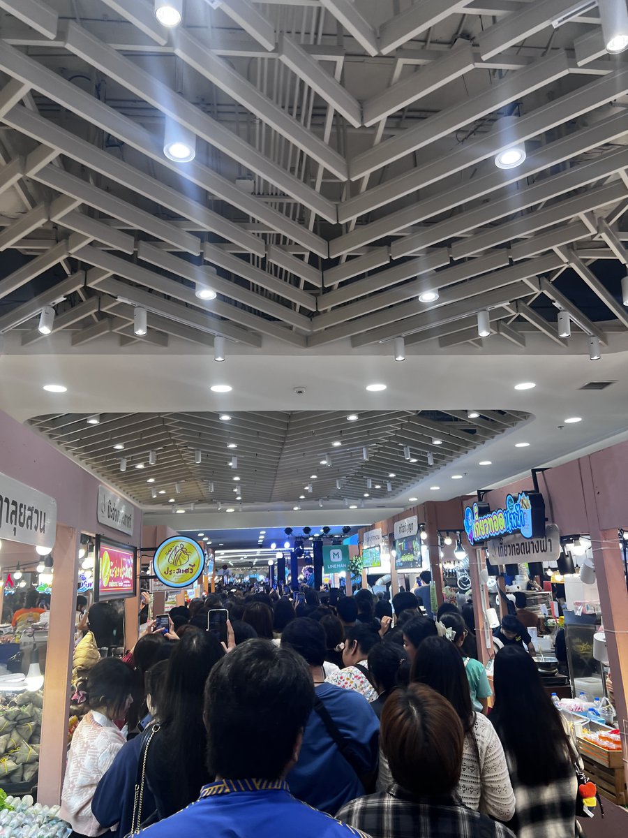 คือทุกคนเห็นเวทีปะ …ไม่ใช่อะไร นี่ไม่เห็น 55555555 เดินยิ้มเป็นบ้าเป็นหลังอยู่ตนเดียว