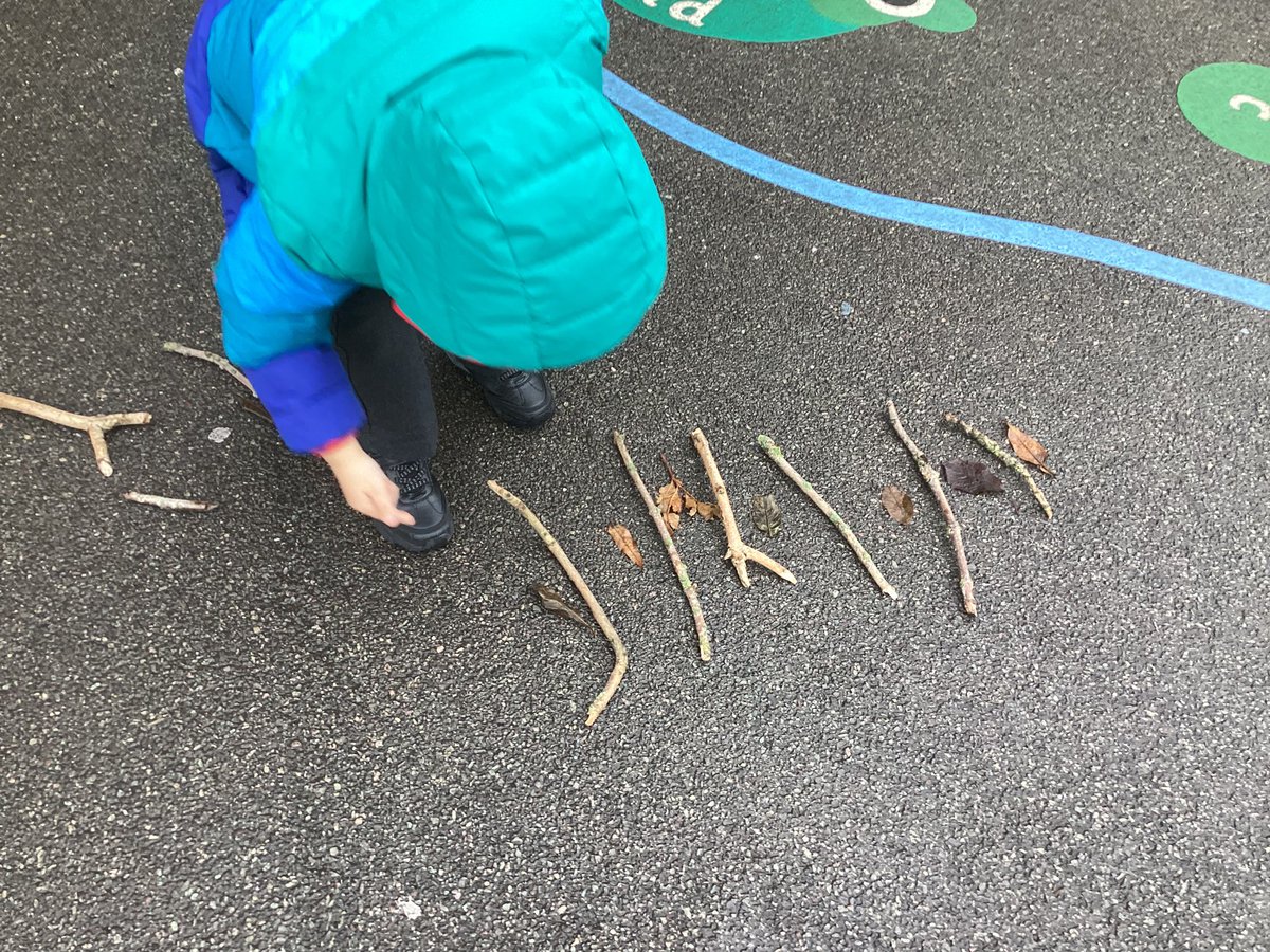 YewTreeSandwell's tweet image. RB have created some fantastic repeating patterns using natural materials. Well done! #learningwithoutlimits