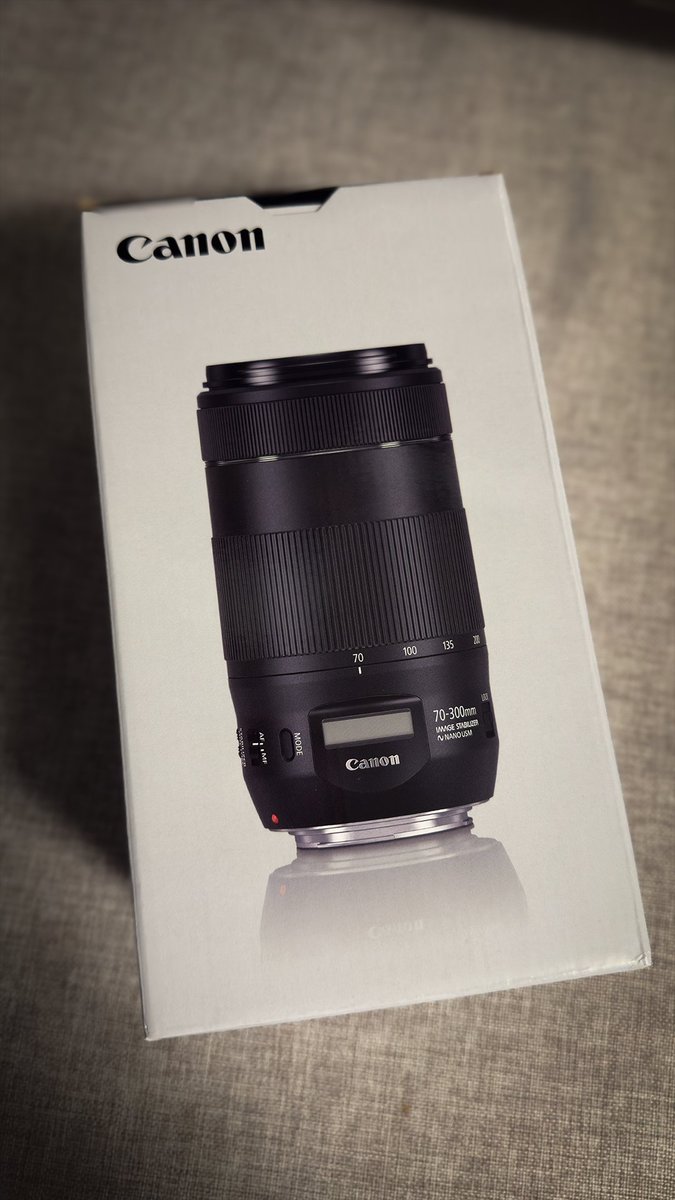 📸新しい相棒✨Canon 70-300mm💥
今週末は撮影2本🎥なので、がんばる息子へのプレゼント🎁
…てか、デカダンのライブ用に先週買っとけばよかったんじゃ？🤣

久々に補助金も助成金も使わず、自腹で買った機材💪
働く息子の背中見て、母もカメラ沼へ📷✨
#Canon #70300mm #親バカ