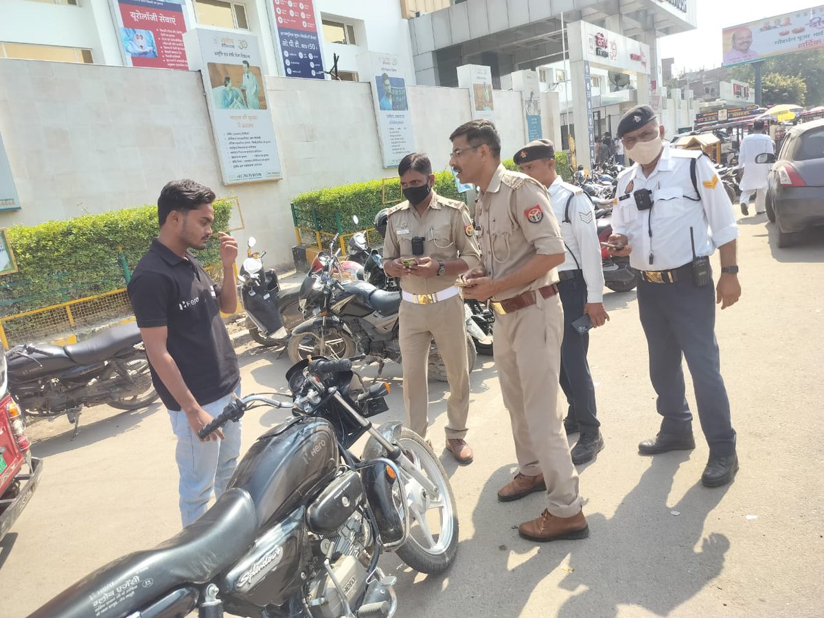 आज दिनाँक 14/10/2025 को  पुराना बस अड्डा क्षेत्र में यातायात पुलिस द्वारा नो पार्किंग जोन में खड़े वाहनों के विरुद्ध आवश्यक विधिक चालानी कार्यवाही की जा रही है।
कृपया अपना कोई भी वाहन निर्धारित पार्किंग जोन में ही पार्क करे।