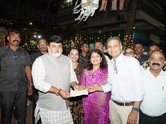 स्वदेशी दिवाळी उत्सवात मराठवाडा पूरग्रस्तांना मदत!

स्वदेशी दिवाळी उत्सवाला भेट दिल्यानिमित्त राज्याचे उद्योग मंत्री मा. श्री. <a href="/samant_uday/">Uday Samant</a> यांना, मराठवाड्यातील पूरग्रस्तांसाठी शिवसेना पक्षामार्फत होणाऱ्या मदतीसाठी ₹ २.५ लाखांचा धनादेश सुपूर्द केला.

मा. उपमुख्यमंत्री श्री.