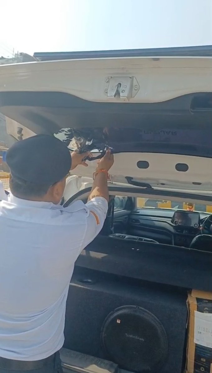 आज दिनाँक 14/10/2025 को यातायात पुलिस गाजियाबाद द्वारा वाहनों पर ब्लैक फिल्म 
लगाकर चलने वाले वाहन चालकों के विरुद्ध आवश्यक विधिक चालानी कार्यवाही की जा रही है।