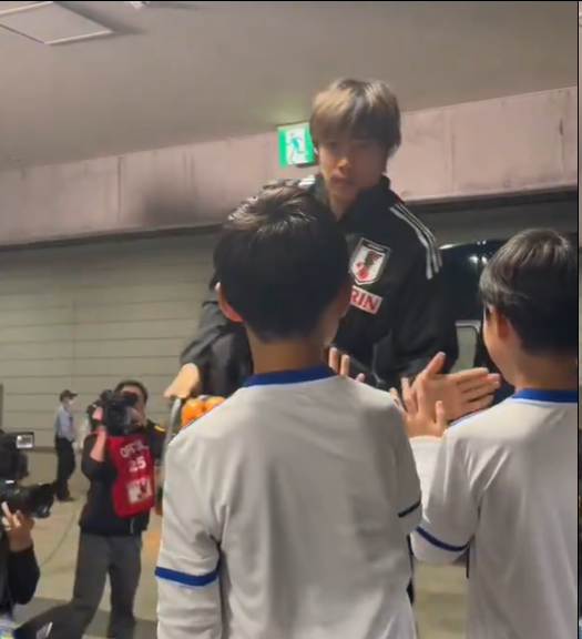 Jpnforever14's tweet photo. 伊東純也とハイタッチできて幸せすぎる🥹💙✨

#伊東純也 #日本代表 #SamuraiBlue #サッカー https://t.co/ih4IPXo2JA