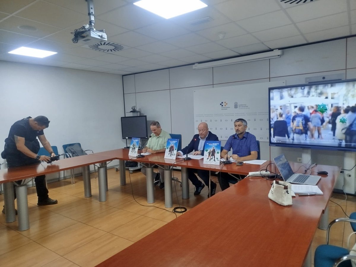 CanSaludable's tweet image. El Dir. gral. de Salud Pública del #SCS, José Díaz-Flores, el responsable de la Unidad de Vigilancia Epidemiológica y Prevención, Álvaro Torres, y el técnico superior del Programa de Vacunas de la #DGSP, Abián Montesdeoca, presentan la campaña de vacunación de la gripe 2025/2026.