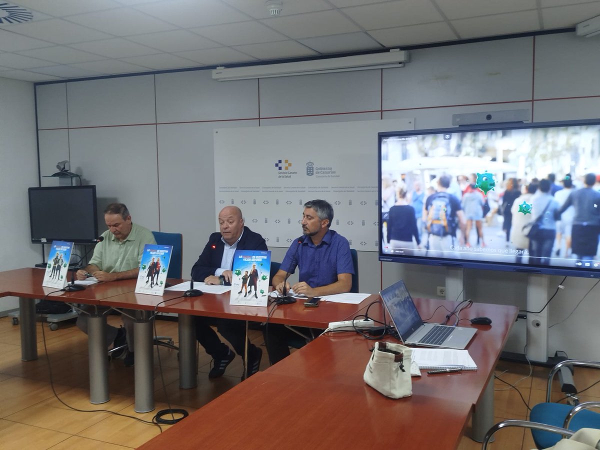 CanSaludable's tweet image. El Dir. gral. de Salud Pública del #SCS, José Díaz-Flores, el responsable de la Unidad de Vigilancia Epidemiológica y Prevención, Álvaro Torres, y el técnico superior del Programa de Vacunas de la #DGSP, Abián Montesdeoca, presentan la campaña de vacunación de la gripe 2025/2026.