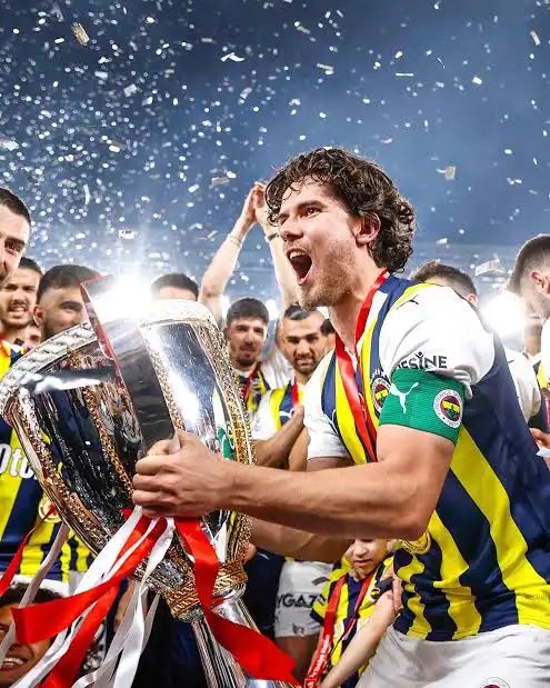 turgaydemirr's tweet image. A.Bardakçı, Emirhan’ın getir götürünü yapar…

Ferdi’yle Eren kıyaslanamaz bile… 

Can Uzun varken Barış’ı oynatan futbol cahilidir. 

Orkun Körkçü ayrı hikaye; Orkun varsa geri kalan hepsi teferruattır… 

Montella ya bom boş bir teknik adam ya da GSli oyuncuları oynatmak için…