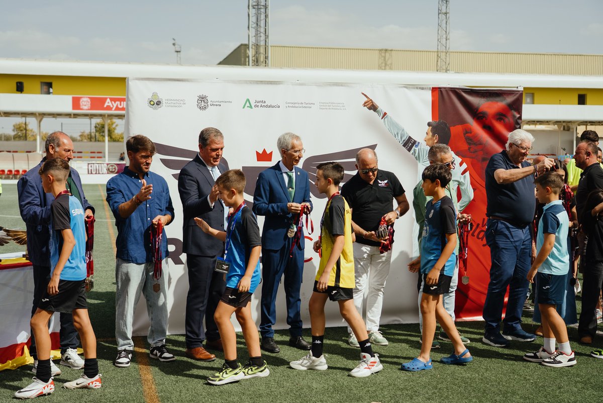 El domingo 12 vivimos la gran final de la Reyes Cup en el Estadio San Juan Bosco, con jóvenes promesas del fútbol de equipos nacionales e internacionales

Enhorabuena a la Hermandad de los Muchachos de Consolación, a los campeones y a todos los participantes

#UtreraEresTu