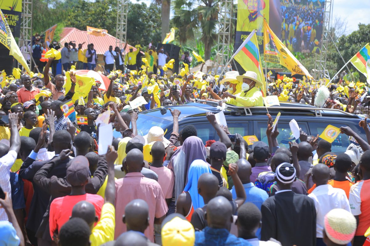 cbsfm_ug's tweet image. Ssentebe wa @NRMOnline mu ggwanga era omukulembeze w'eggwanga @KagutaMuseveni atuuse mu kisaawe ky'essomero lya Nyudri Urban Secondary School e Maracha gyakubye olukungaana lw'okunoonya akalulu olusoose olwaleero.
Museveni atambudde ne First Lady.
Ayaniriziddwa ba mmemba ba CEC…