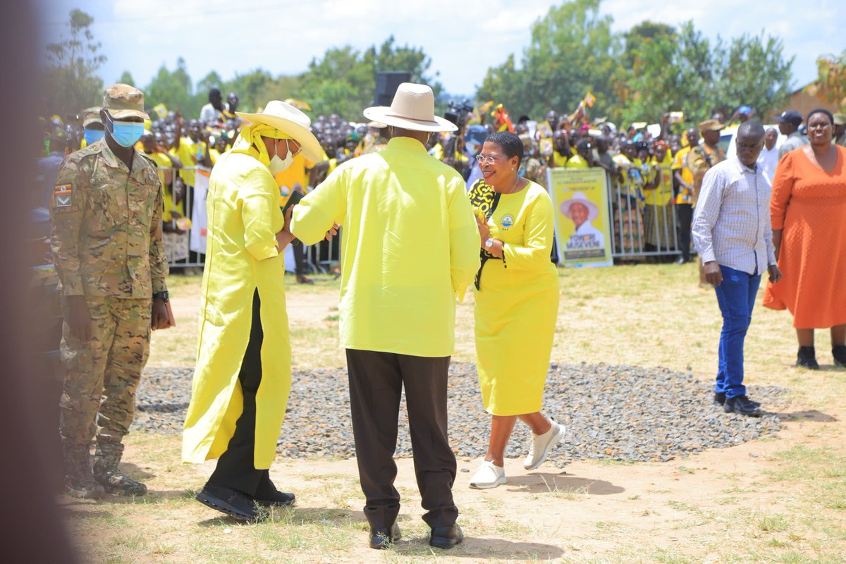 cbsfm_ug's tweet image. Ssentebe wa @NRMOnline mu ggwanga era omukulembeze w'eggwanga @KagutaMuseveni atuuse mu kisaawe ky'essomero lya Nyudri Urban Secondary School e Maracha gyakubye olukungaana lw'okunoonya akalulu olusoose olwaleero.
Museveni atambudde ne First Lady.
Ayaniriziddwa ba mmemba ba CEC…