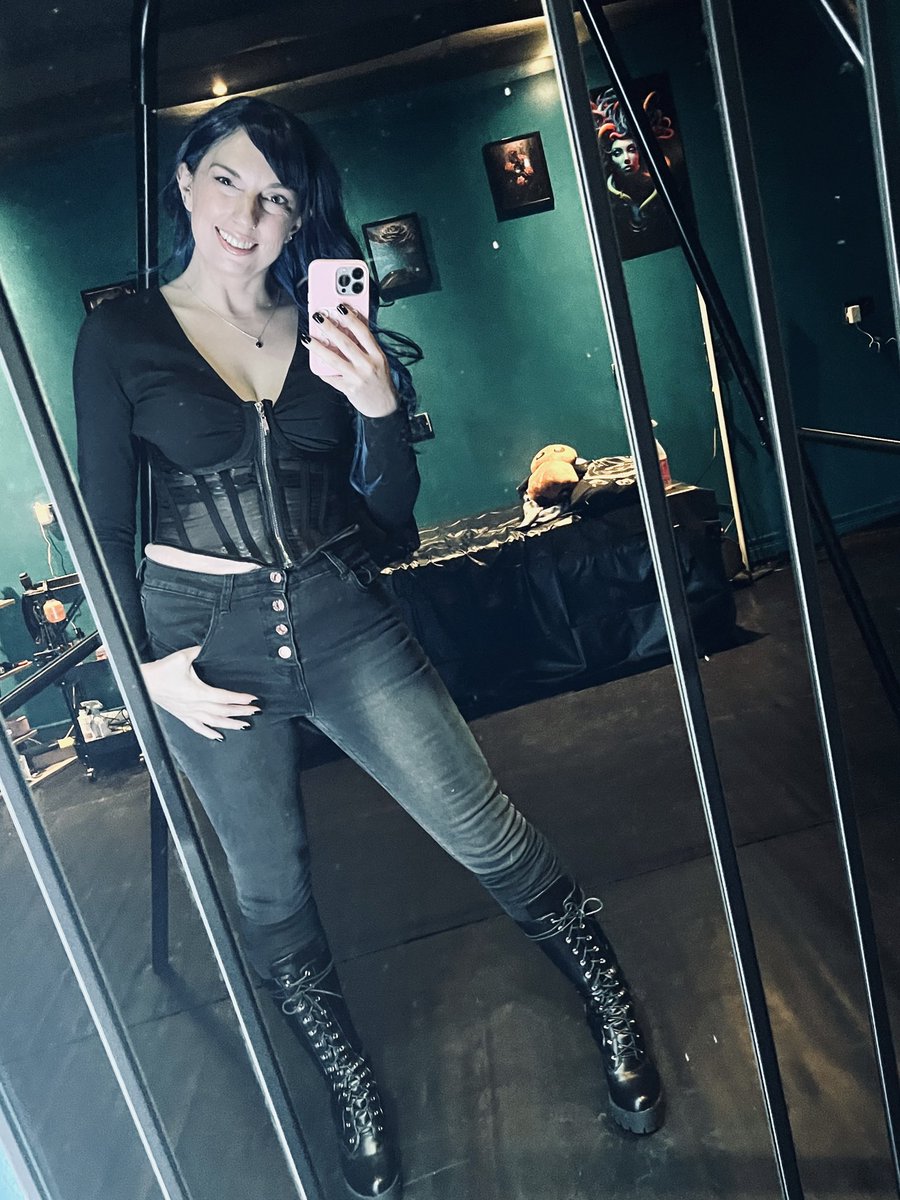 Cleaning and moving some things around in the studio today because tomorrow is going to be full on.

2 amazing sessions I’m looking forward to, then dinner and a show with my sub in Glasgow 🥰