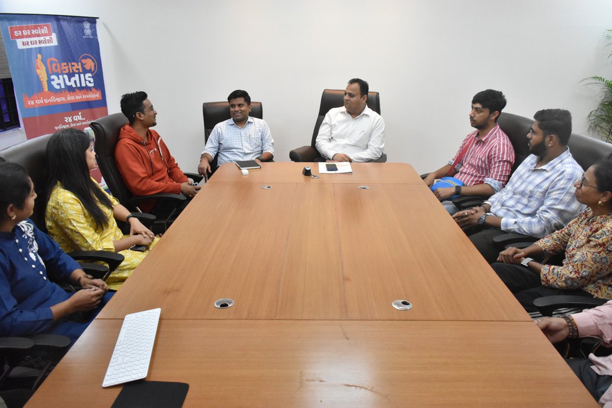 DDOBHARUCH1's tweet image. વિકાસ સપ્તાહ ૨૦૨૫ અંતર્ગત જિલ્લાના સોશિયલ મીડિયા ઇન્ફ્લુએન્સર્સ સાથે સર્વાંગી વિકાસ અંગે વિચારવિમર્શ યોજાયો. સમાજના વિવિધ વર્ગો સુધી સરકારની લોકહિતકારી યોજનાઓ પહોંચે અને જનજાગૃતિ વધે તે હેતુસર મહત્વપૂર્ણ ચર્ચા કરવામાં આવી.
#VikasSaptah2025 #DiscusswithDDO
@CMOGuj 
@GujPRHDept