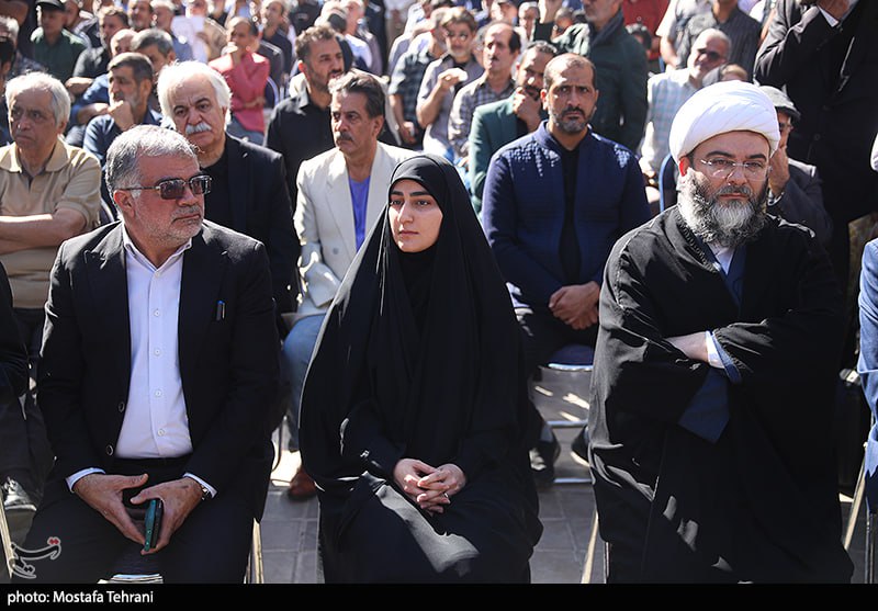 آفرین به زینب سلیمانی که رسم معرفت را به جا آورد و در مراسم تشییع #محمد_کاسبی که عاشق #حاج_قاسم بود، شرکت کرد.
#حمايت_انقلابى 
#فالوبک_تضمینی