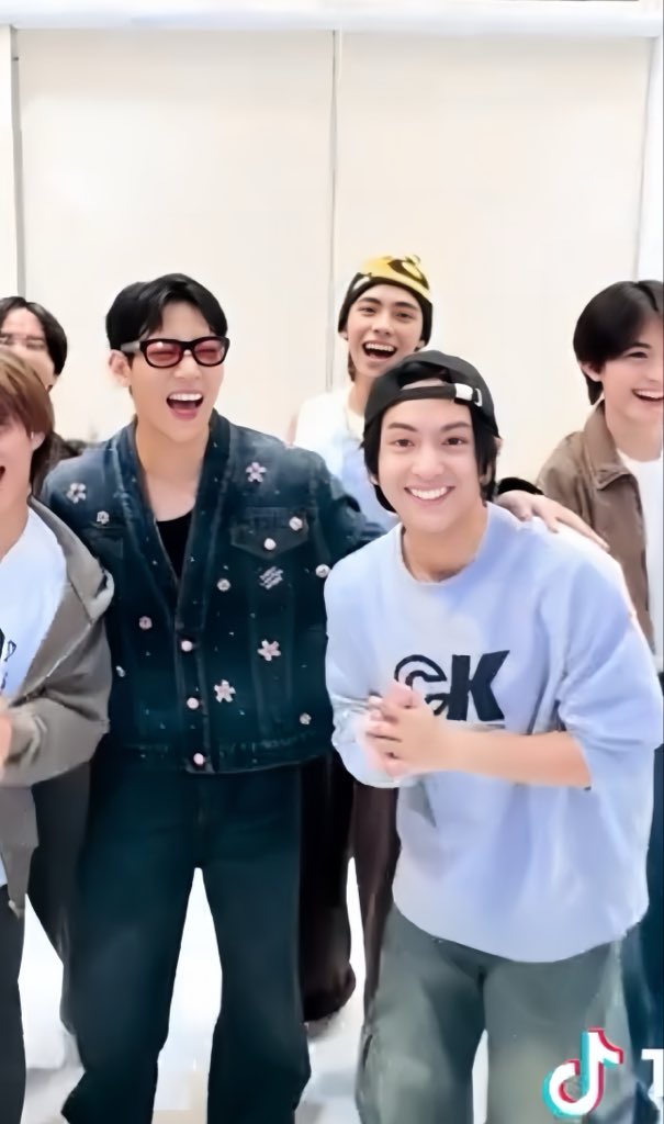 Plengeiizimus's tweet image. #COPPERdechawat 
#BamBamEP_HOMETOWN #WONDERING 

มามี้เคยเป็น lucky fan              ลูกชายได้เต้นข้าง
ของแบมแบม 🫶🏻                         พี่แบมแบมแย้ว 🤩