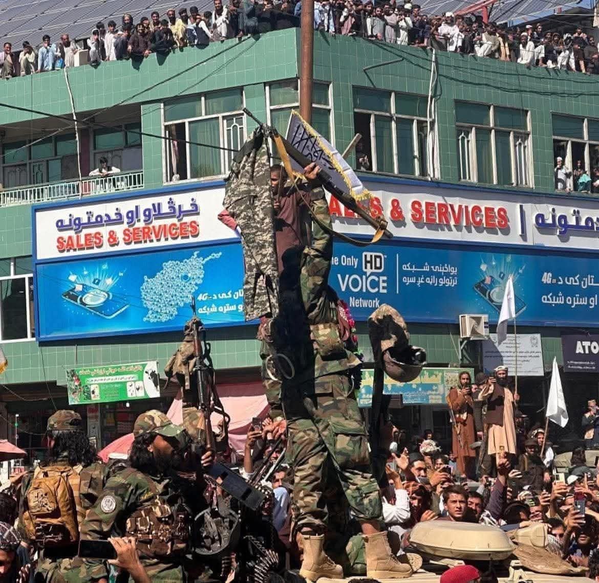 TheLegateIN's tweet image. Afghanistan: Taliban hanged the pants and rifles of captured Pakistani soldiers in city centres of provincial capitals.