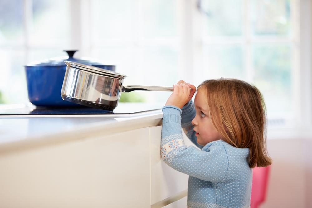 The majority of burn injuries to children happen in the kitchen. Keep pans at the back of the hob and turn handles away from reach.🍳🍳🍳 #BeBurnsAware <a href="/BritishBurn/">British Burn Assoc.</a> <a href="/WythenshaweHosp/">Wythenshawe Hospital</a> <a href="/MFTnhs/">MFT NHS</a>