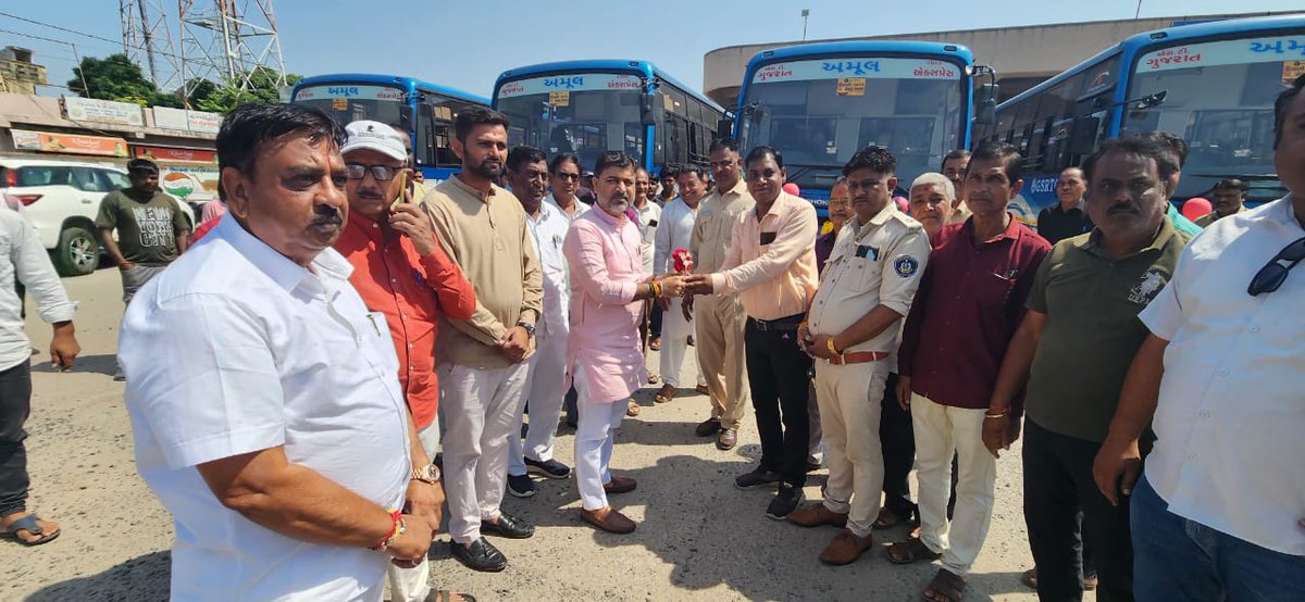 MLASanjaysinh's tweet image. મહુધા એસ.ટી ડેપો ખાતે ફાળવવા માં આવેલ નવીન સુપર એક્ષપ્રેસ બસોના લોકાર્પણ પ્રસંગે હાજર રહી લીલી ઝંડી આપી તમામ એસ.ટી બસો નું પ્રસ્થાન કરાવ્યું.
અમદાવાદ - ઝાલોદ,અમદાવાદ - ધાનપુર,અમદાવાદ - બારીયા,અમદાવાદ - રાજકોટ,અમદાવાદ - દાહોદ એક્ષપ્રેસ રૂટોની નવીન એસ. ટી
બસો શરુકરવામાં આવી