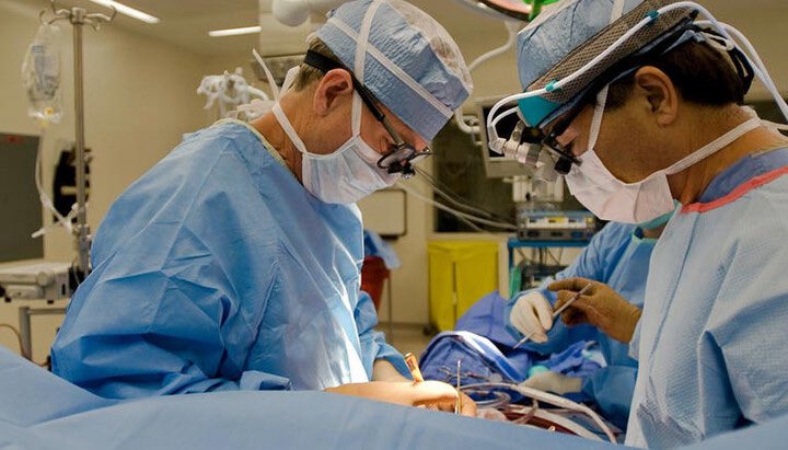 AFpost's tweet image. The heart of a 38-year-old Canadian who chose euthanasia was transplanted into a 59-year-old American suffering from heart failure.

Follow: @AFpost