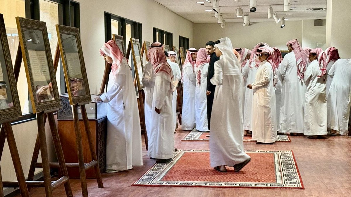 جانب من زيارة طلاب ثانوية أبن عقيل لمكتبة الملك سلمان المركزية حيث اطلعوا على مقتنيات المكتبة والخدمات التي تقدمها للطلاب والباحثين.