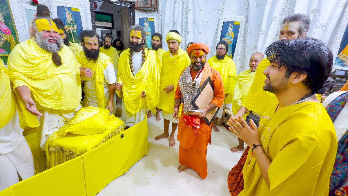 bageshwardham's tweet image. मनोरम दृश्य…माँ भारती के दो सनातनी सपूत एक संग…संत मिलन…पूज्य प्रेमानंद जी महराज के संग पूज्य सरकार का आध्यात्मिक संवाद…पूज्य सरकार ने पूज्य महाराज जी को आगामी “सनातन हिंदू एकता पदयात्रा” के लिए आमंत्रित भी किया और मार्गदर्शन भी लिया….