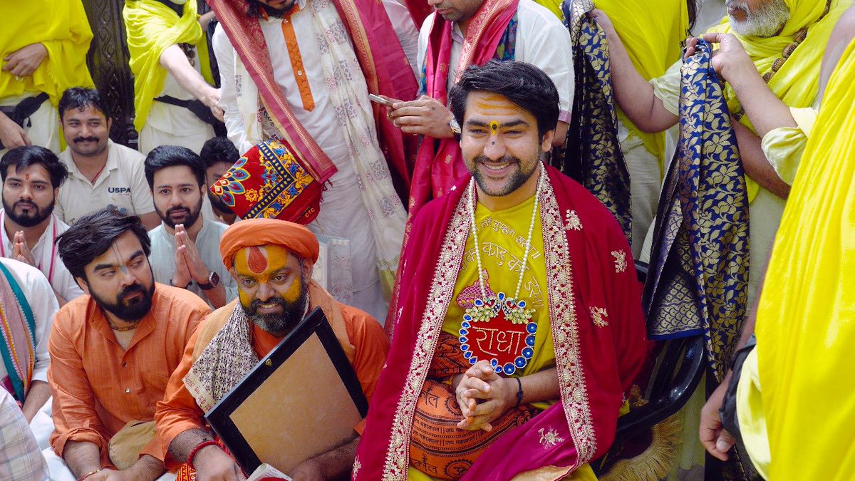 bageshwardham's tweet image. मनोरम दृश्य…माँ भारती के दो सनातनी सपूत एक संग…संत मिलन…पूज्य प्रेमानंद जी महराज के संग पूज्य सरकार का आध्यात्मिक संवाद…पूज्य सरकार ने पूज्य महाराज जी को आगामी “सनातन हिंदू एकता पदयात्रा” के लिए आमंत्रित भी किया और मार्गदर्शन भी लिया….