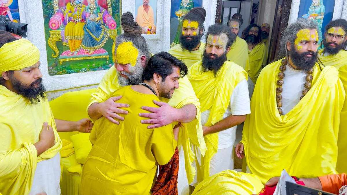 bageshwardham's tweet image. मनोरम दृश्य…माँ भारती के दो सनातनी सपूत एक संग…संत मिलन…पूज्य प्रेमानंद जी महराज के संग पूज्य सरकार का आध्यात्मिक संवाद…पूज्य सरकार ने पूज्य महाराज जी को आगामी “सनातन हिंदू एकता पदयात्रा” के लिए आमंत्रित भी किया और मार्गदर्शन भी लिया….